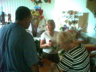 A tymczasem zauroczony Kazik rozmawia z Beatą właścicielką kwiaciarni